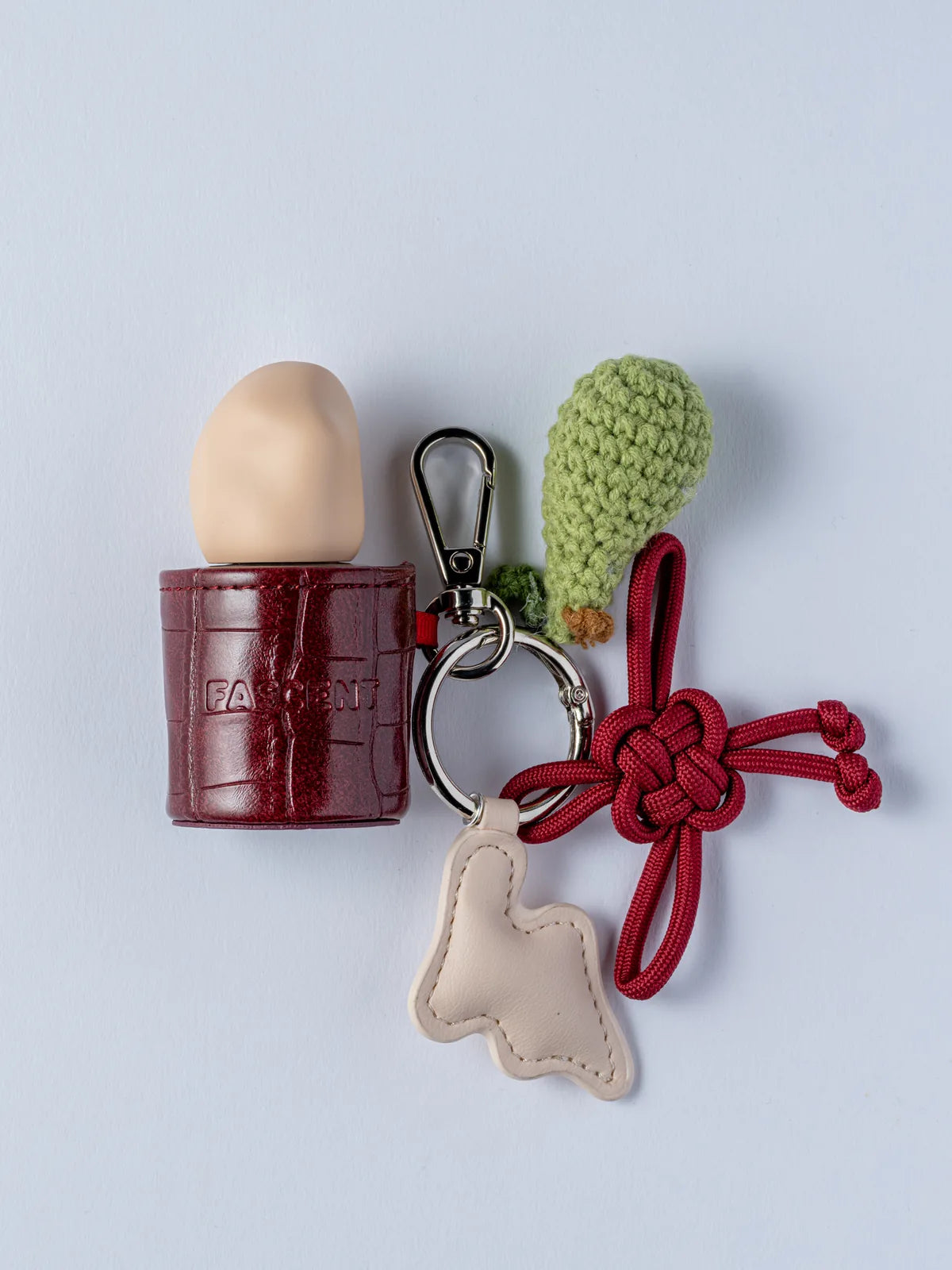 Étui croco rouge avec ses charms, dont une poire au crochet
