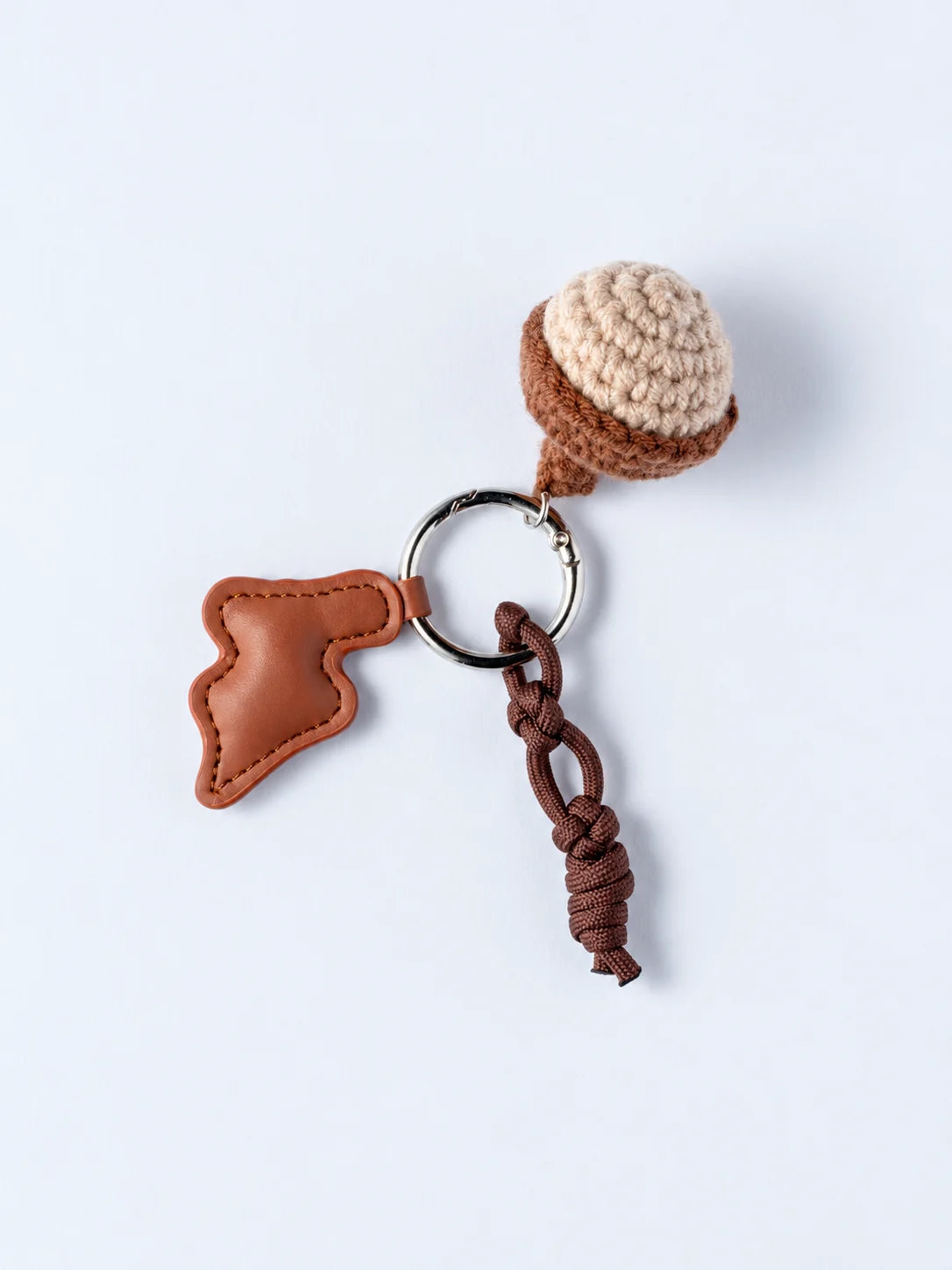 TINY HAZELNUT — charm noisette avec cordelette