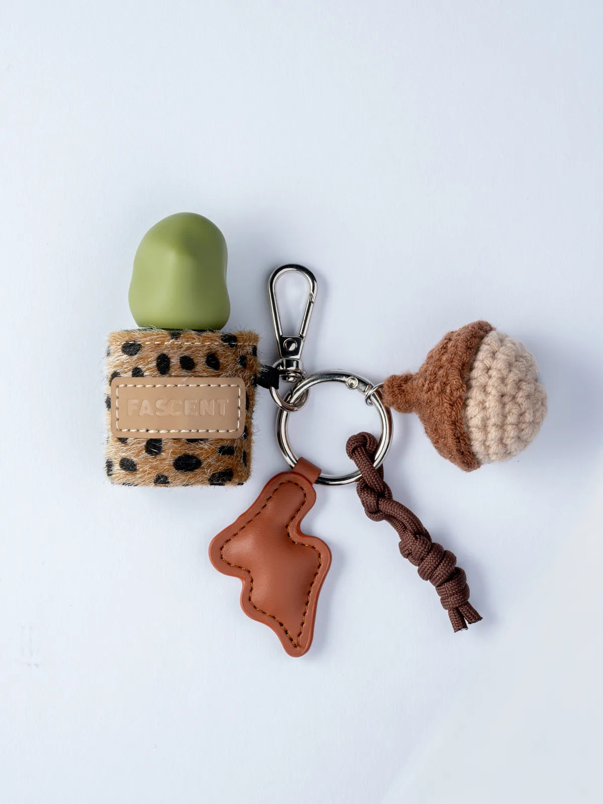 Étui en simili guépard avec ses charms, dont une noisette au crochet